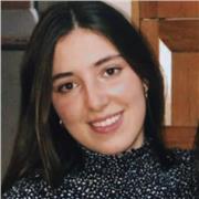 Profesora de inglés que imparte clases a niños de 6 a 16 años